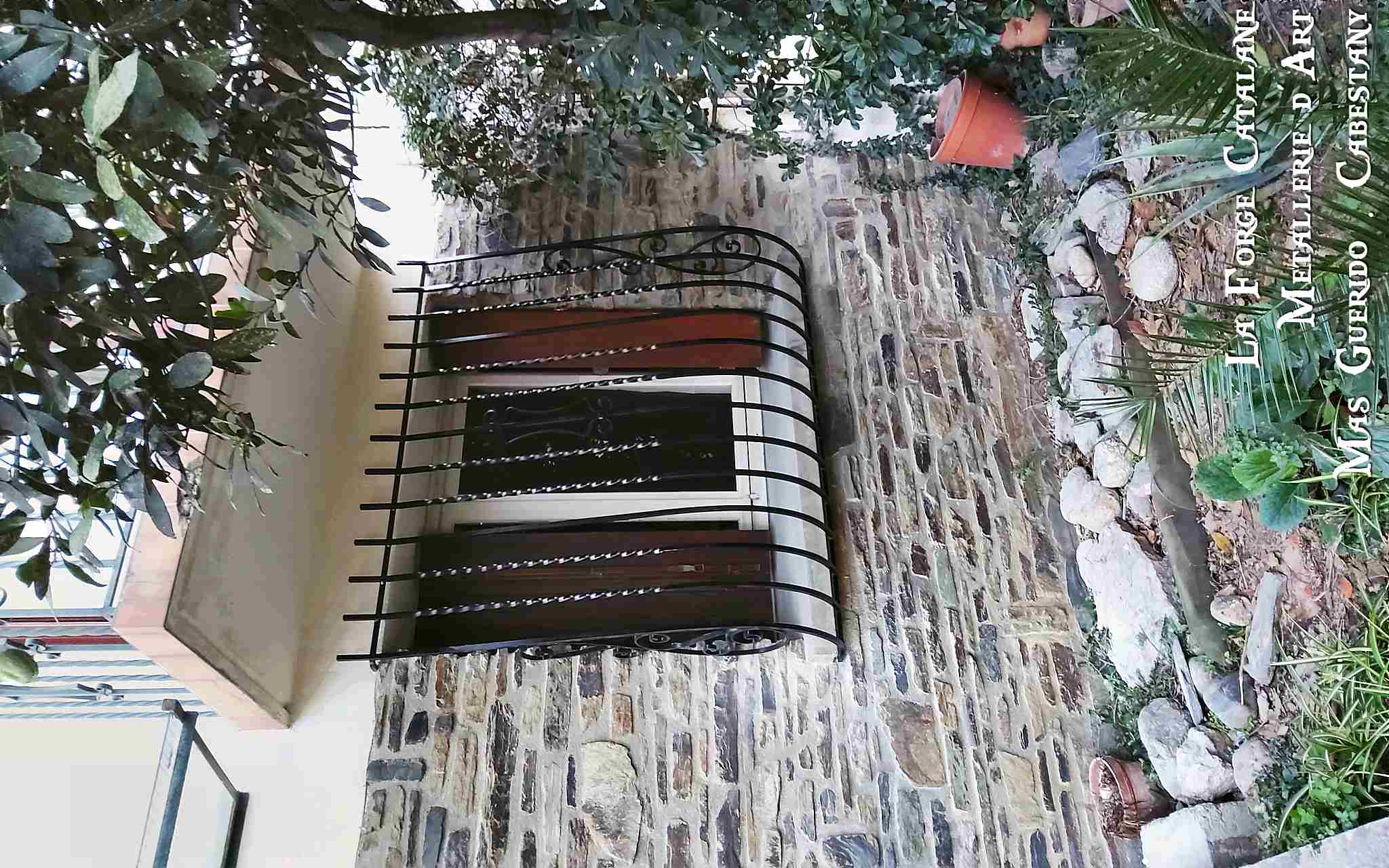 grille de protection galbee ouvragee volutes et barreaux torsade  forge catalane.jpg